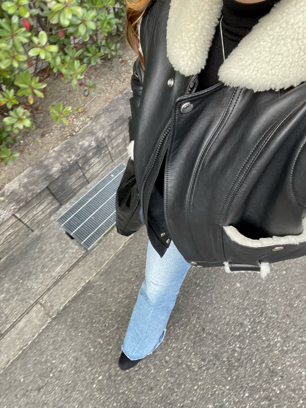 「冬コーデ、冬アウター、オトナカワイイ、moussy、moussydenim、moussy デニム、ブラックコーデ、デニムコーデ、フレンチガーリー、韓国ファッション、韓国コーデ、韓国好きな人と繋がりたい、韓国スタイル」｜「COACHのCoach - ムートン ジップアップコート - women - レザー/Lamb Fur - 2（その他アウター、ブラック系）」を使った、myuuchangさん（レディース・162cm）の冬コーディネートの1枚目の写真