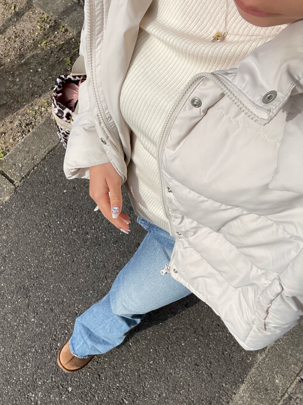 「オトナ女子、秋冬コーデ、お洒落さんとつながりたい、カジュアル、ホワイトコーデ、UNIQLO、リブタートルネック、ootd、デニム、moussyデニム、骨格ウェイブ、韓国ファッション、NewJeans、GU、ゆるコーデ」｜「UNIQLOのエクストラファインメリノリブタートルネックセーター（長袖）（ニット/セーター、ホワイト系）」を使った、myuuchangさん（レディース・162cm）の冬コーディネートの1枚目の写真