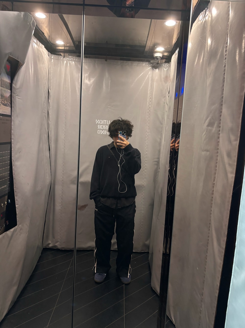 ブラック系のその他パンツ、ブラック系のシャツ/ブラウス、ブラック系のその他アウターを着用したメンズの夏コーディネートの1枚目の写真