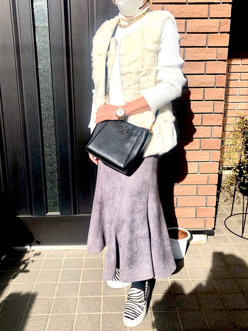 「低身長、冬コーデ、マーメイドスカート、ファー」｜「TORY BURCHのTory Burch McGraw Leather Hobo（バックパック/リュック、ブラック系）」を使った、JLMさん（レディース・153cm）の春コーディネートの1枚目の写真