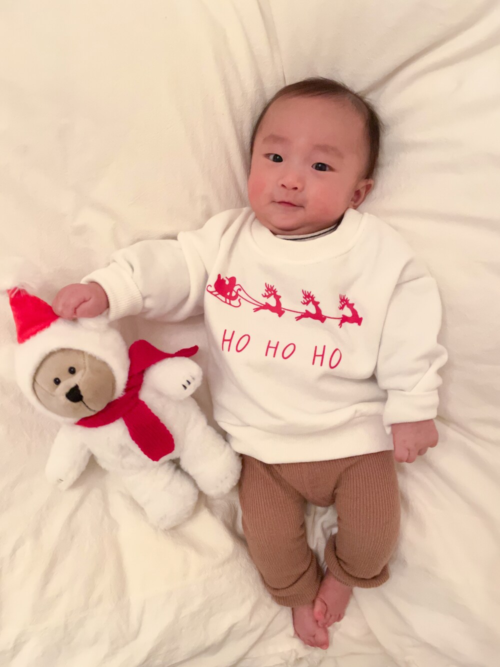 「冬コーデ、クリスマスに着たい服、プチプラ、あったかコーデ、赤、レギンス、レイヤードスタイル、休日スタイル、韓国子供服、ロゴスウェット、カジュアルコーデ、むすこーで、マイベストコーデ2022、いいね、save、フォローお願いします🤑、ベビーファッション」｜「BAKERのアイテム（ママ＆ベビー、ホワイト系）」を使った、shinさん（キッズ・60cm）の冬コーディネートの1枚目の写真