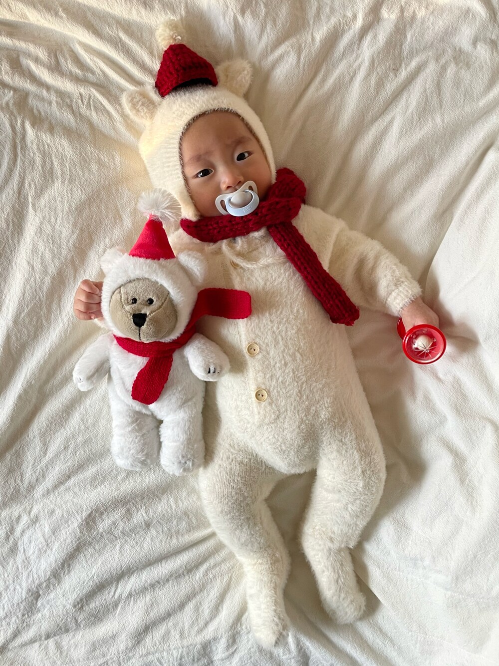 「クリスマスに着たい服、キッズファッション、ホワイトコーデ、男の子コーデ、ベビーファッション、おとこのこーで、むすこーで、ベビーコーデ、休日コーデ、男の子、韓国子供服、クリスマス、マフラーぐるぐる、マイベストコーデ2022、いいね、save、フォローお願いします🤑」｜「韓国子供服のアイテム（ママ＆ベビー、ホワイト系）」を使った、shinさん（キッズ・70cm）の冬コーディネートの1枚目の写真