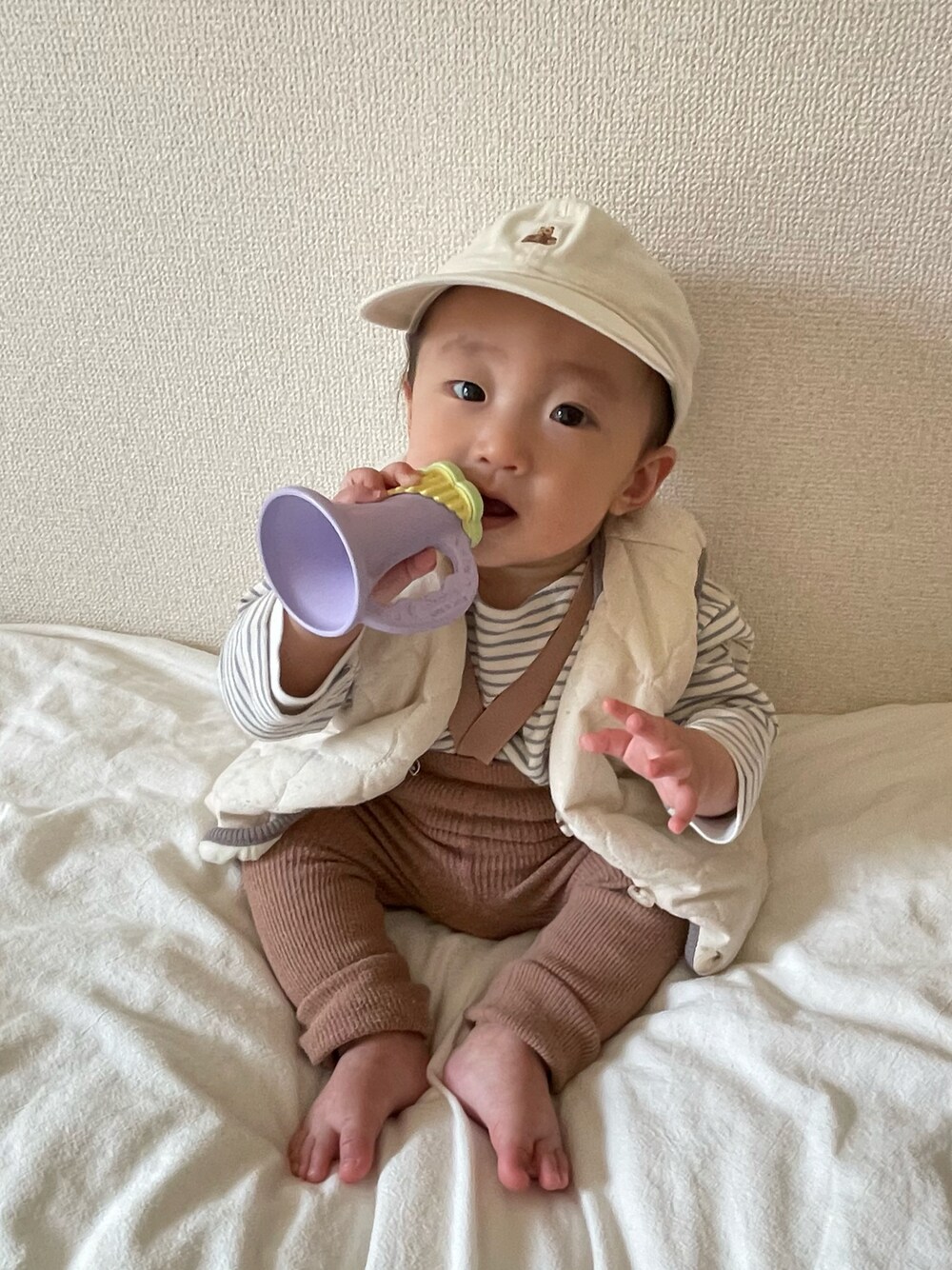 「春服デビュー宣言、淡色コーデ、パステル映える春、春服みてみて、パステルカラー、ボーダー、ベビーコーデ、ストリート、春コーデ、カジュアルコーデ、休日スタイル、プチプラ、むすこーで、いいね、save、フォローお願いします🤑、しんの服」｜「GAPのアイテム（キャップ、ホワイト系）」を使った、shinさん（キッズ・70cm）の春コーディネートの1枚目の写真
