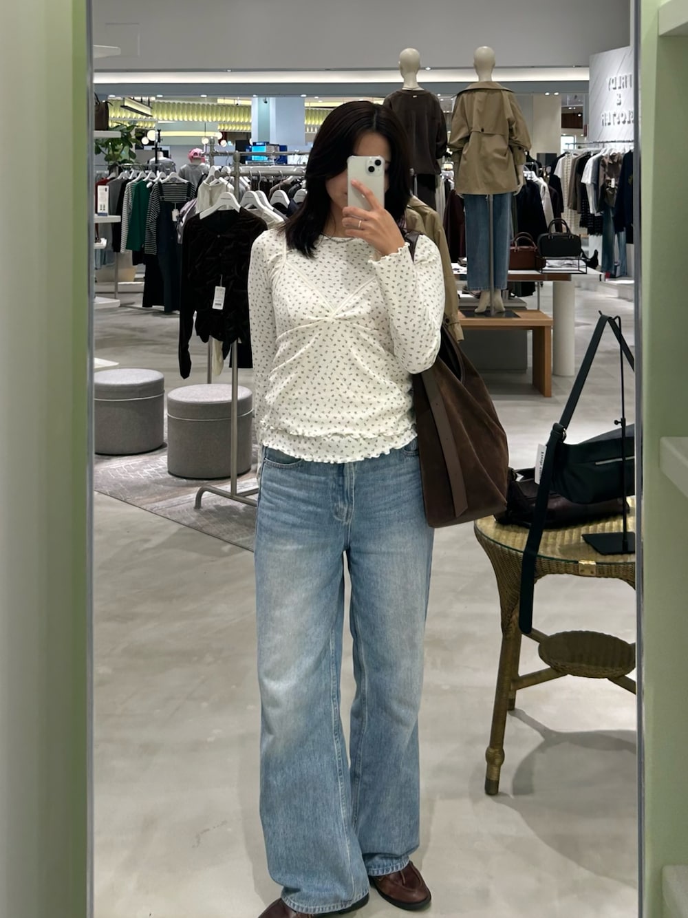 ホワイト系のTシャツ/カットソー、ホワイト系のキャミソール、ブラウン系のトートバッグを着用したレディースの秋コーディネートの1枚目の写真