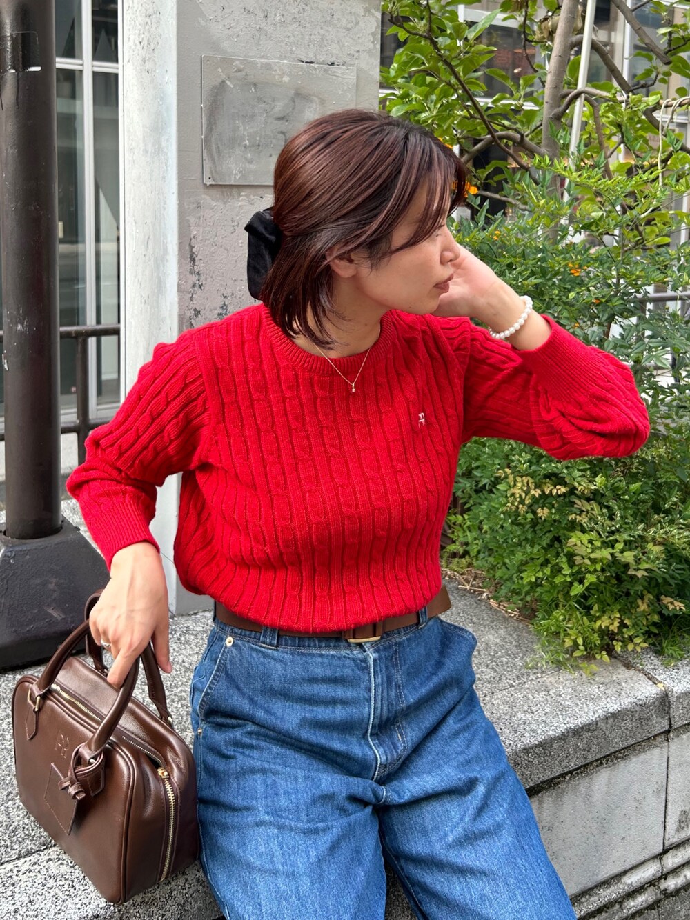 「赤ニット、ニットコーデ、ウールニット、ケーブルニット、赤コーデ、デニムパンツ、デニムコーデ、レザー、秋っぽコーデ更新中、ブラウン、秋冬、シンプルスタイル、秋カラー、ガーリー、大人カジュアル」｜「fredy emueのレザースクエアボストンバック（ハンドバッグ、ブラウン系）」を使った、そらさん（レディース・160cm）の秋コーディネートの1枚目の写真