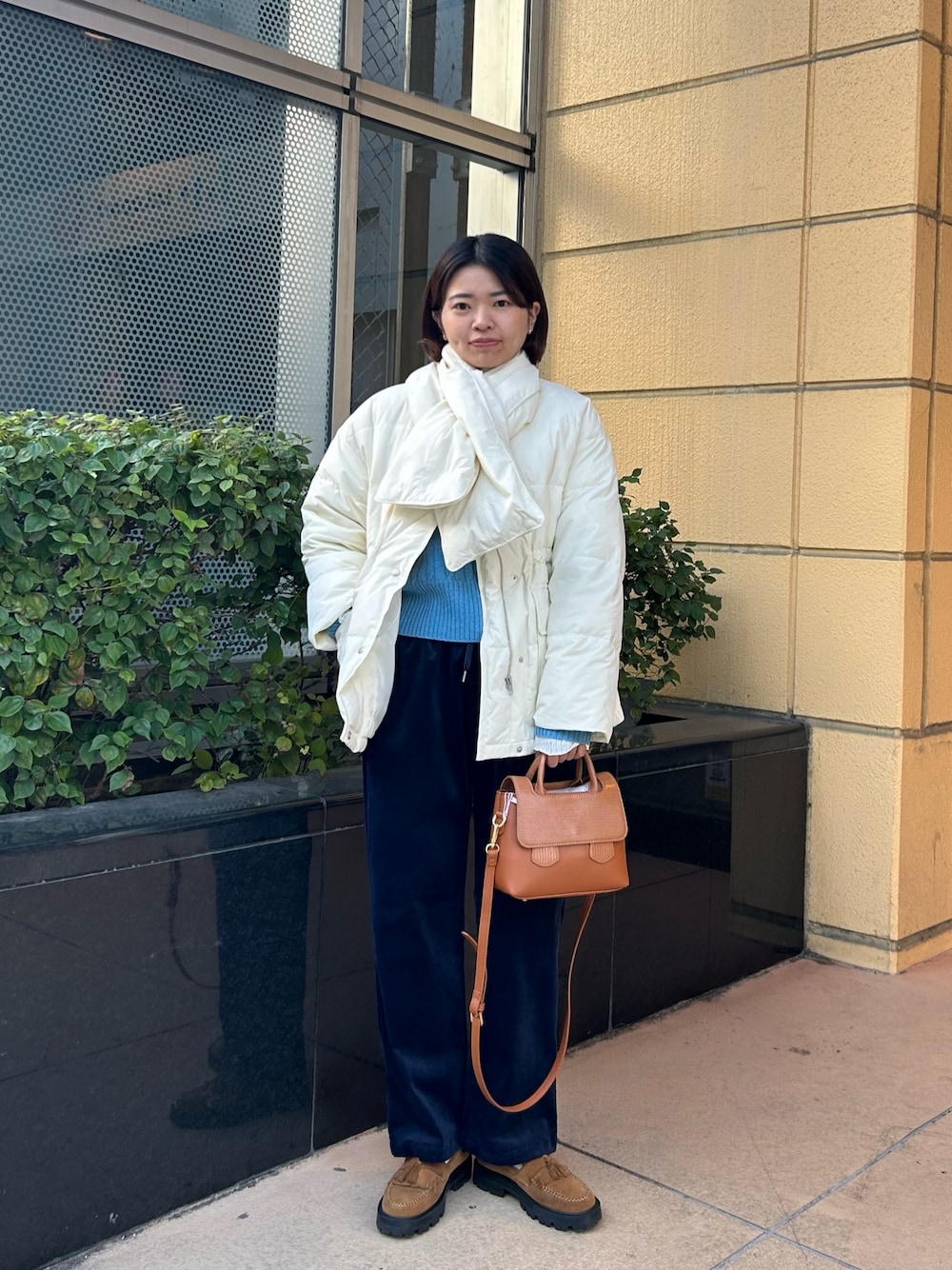 ブルー系のニット/セーター、ホワイト系のTシャツ/カットソー、ブルー系のその他パンツを着用したレディースの冬コーディネートの1枚目の写真