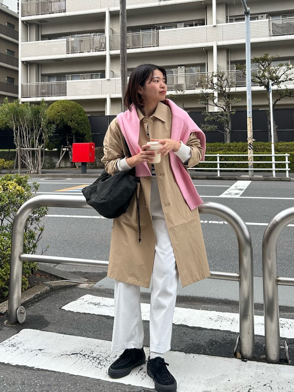 「春のおしゃ見えテクニック、春アウター、ニット、カラーパンツ、ボーダー、春コーデ、トートバッグ、春服みてみて、24SS春の新作、レイヤードスタイル、春服コーデ、ステンカラーコート、ホワイトパンツ、フレンチカジュアル、春コート」｜「GEVACOの【GEVACO/ゲバコ】ウェザーステンカラーコート（ステンカラーコート、ベージュ系）」を使った、そらさん（レディース・160cm）の春コーディネートの1枚目の写真