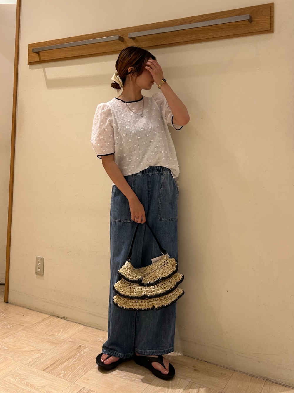 「ブラウス、ブラウス×デニム、ブラウスコーデ、ドットブラウス、デニム、パフスリーブ、シアーブラウス、タンクトップ、ペーパーバッグ、ペーパー、フリルバッグ、ドット、ドット柄」｜「OOFOSの【OOFOS/ウーフォス】OOriginal（サンダル、ブラック系）」を使った、そらさん（レディース・160cm）の夏コーディネートの1枚目の写真