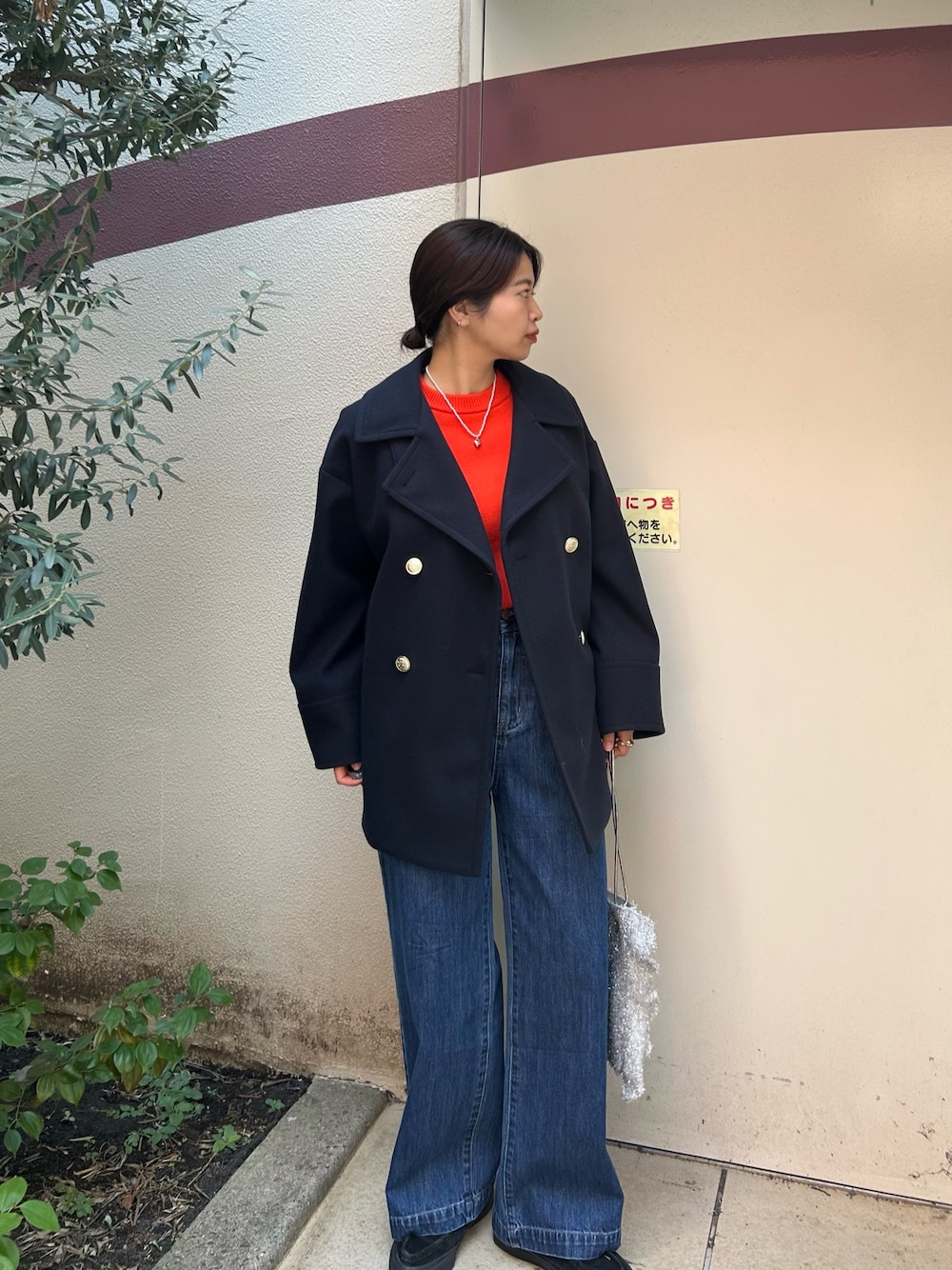 「冬コーデ、ピーコート、Pコート、ウールコート、オレンジニット、カラーニット、カシミヤニット、カシミヤ、ワイドデニム、デニムパンツ、ラメバッグ、きれいめコーデ、冬アウター、クリスマスに着たい服、デニム」｜「fredy emueのウール混ミドル丈Pコート（ピーコート、ブルー系）」を使った、そらさん（レディース・160cm）の冬コーディネートの1枚目の写真