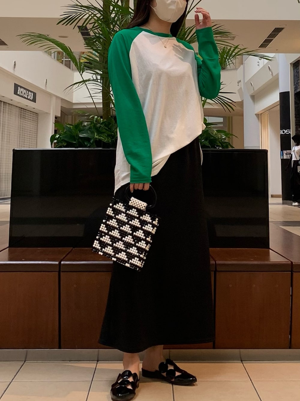 「シアートップス、シアーTシャツ、シアー、ロンT、ラグランTシャツ、カラーコーデ、タイトスカート、スカート、スカートスタイル、カジュアル、カジュアルコーデ、ビーズバッグ、春コーデ」｜「fredy emueのラメタイトスカート（スカート、ブラック系）」を使った、そらさん（レディース・160cm）の春コーディネートの1枚目の写真