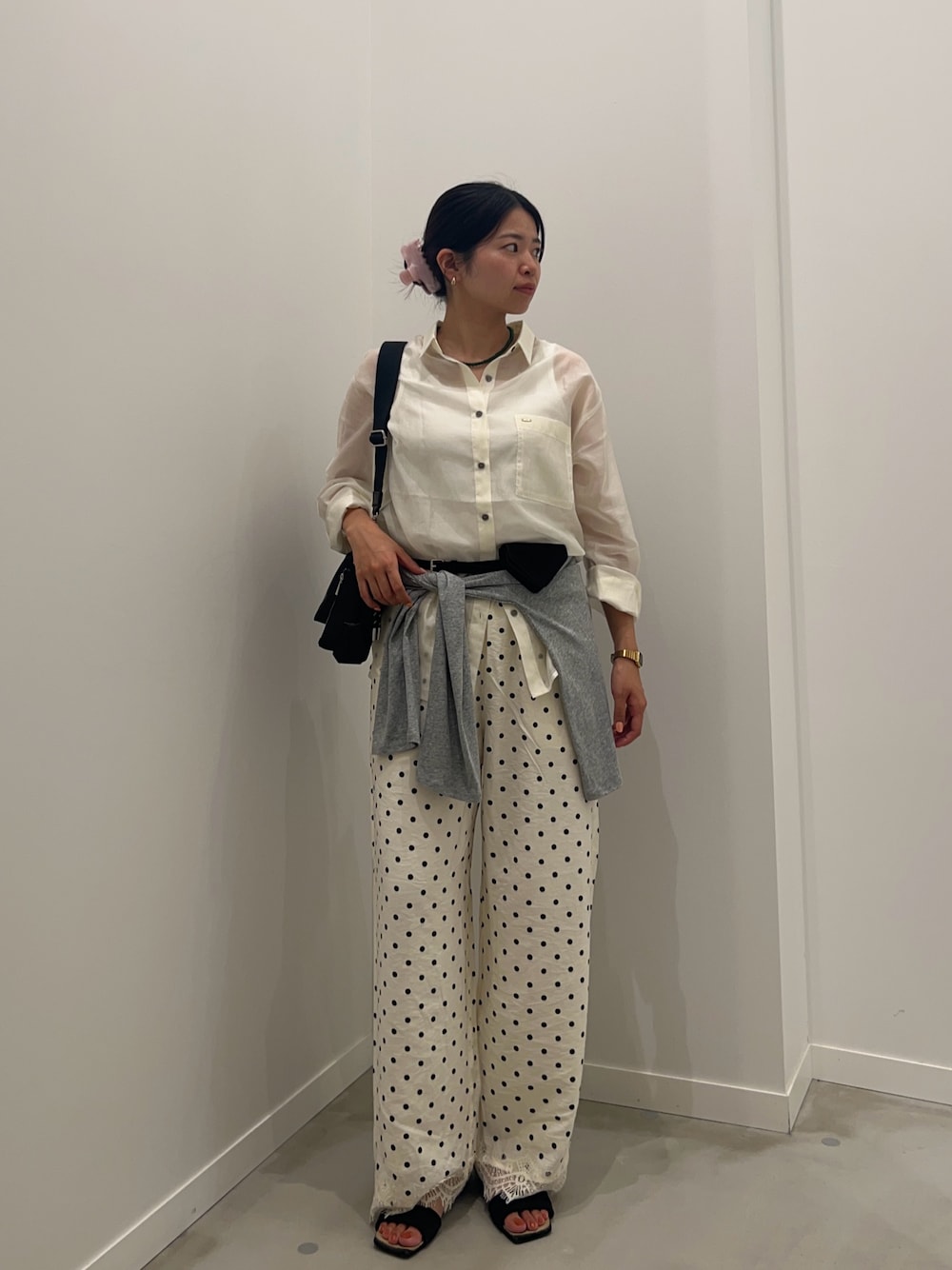 ホワイト系のその他パンツ、グレー系のTシャツ/カットソー、ホワイト系のシャツ/ブラウスを着用したレディースの夏コーディネートの1枚目の写真
