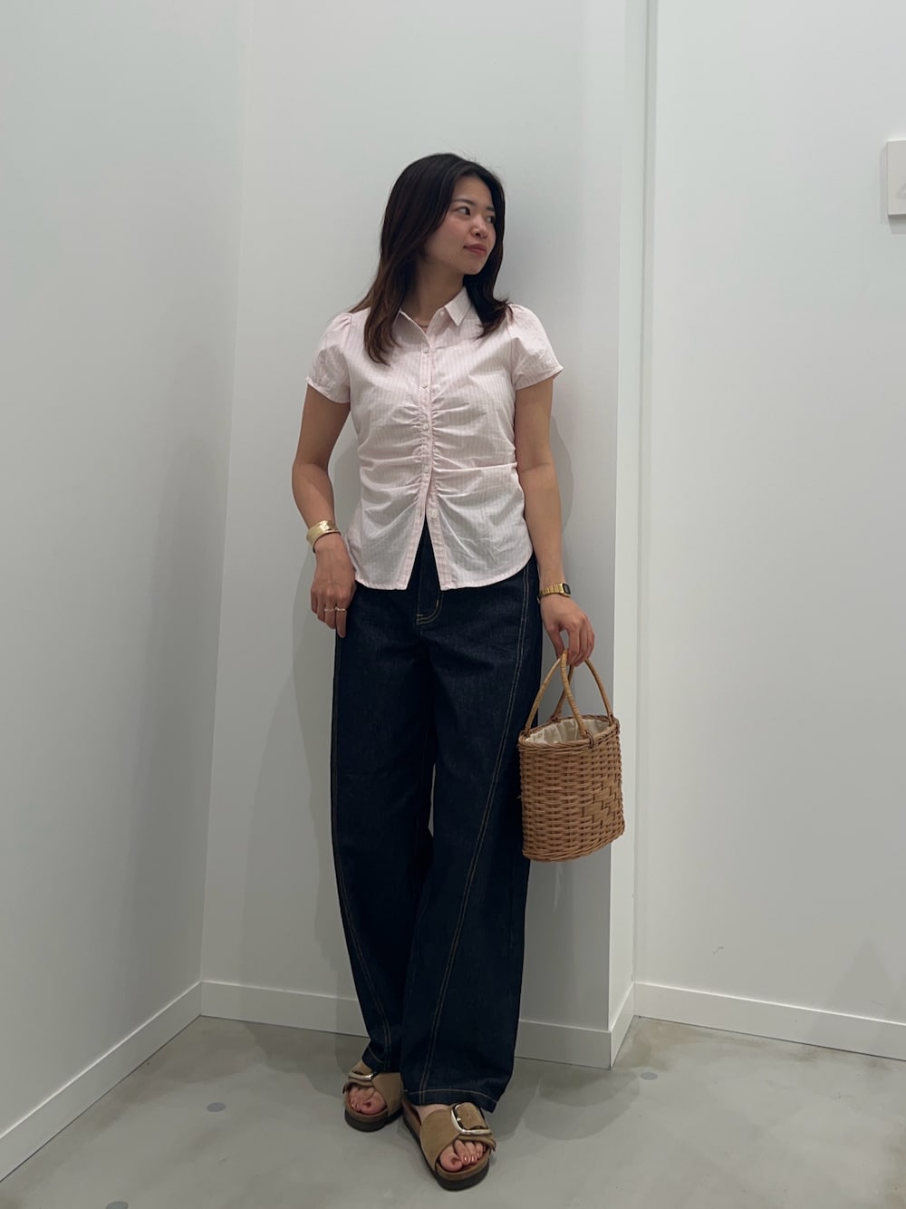 ピンク系のシャツ/ブラウス、ブルー系のデニムパンツ、ベージュ系のサンダルを着用したレディースの夏コーディネートの1枚目の写真