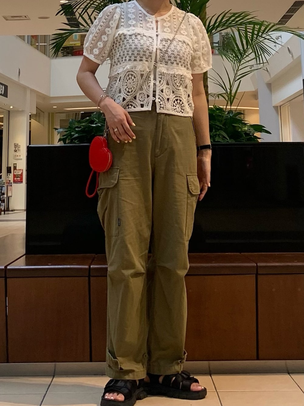 グリーン系のカーゴパンツ、ホワイト系のシャツ/ブラウス、ベージュ系のTシャツ/カットソーを着用したレディースの夏コーディネートの1枚目の写真