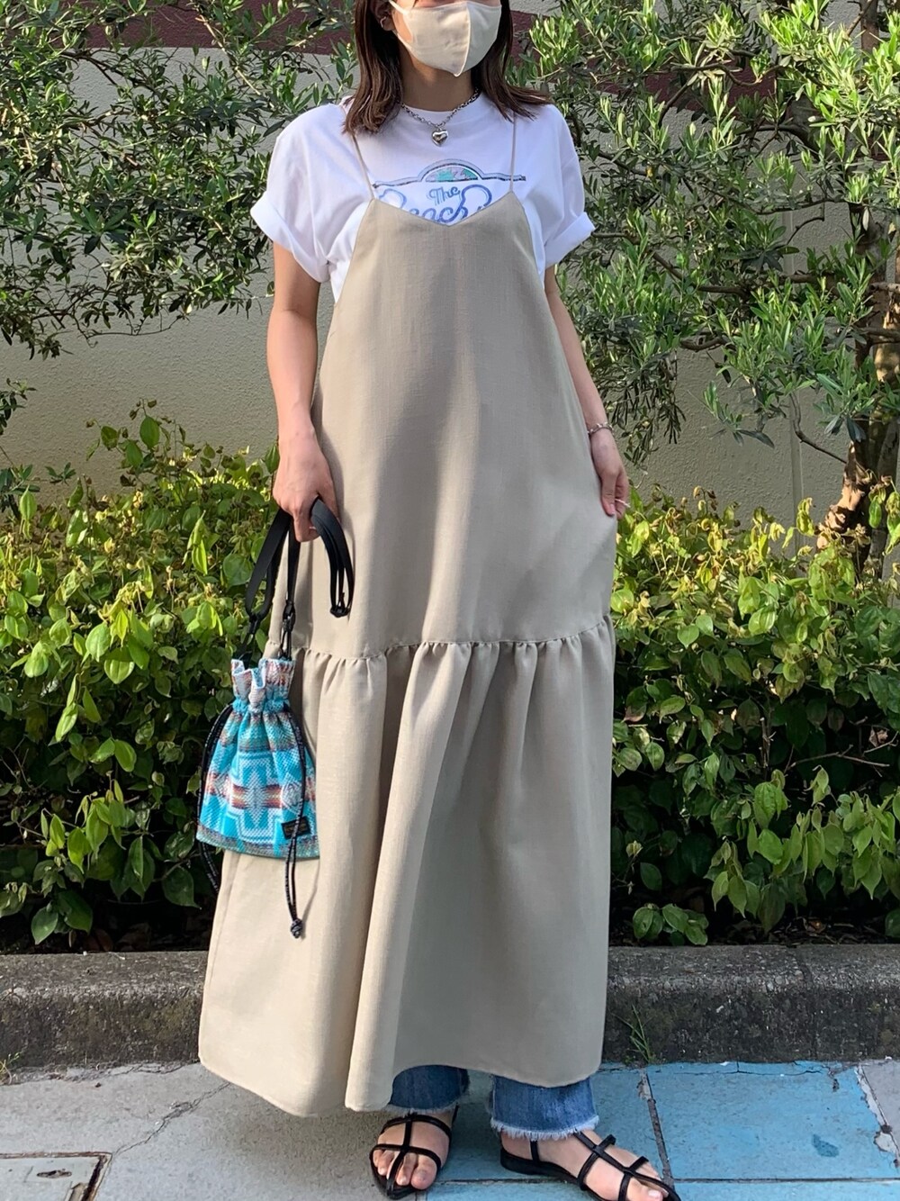 「キャミワンピ、キャミワンピース、バンドTシャツ、バンドT、バンT、デニムパンツ、デニムコーデ、デニム、ペンドルトン、PENDLETON、カジュアルコーデ、ユニセックス」｜「PENDLETONの【PENDLETON/ペンドルトン】別注2WAYミニショルダーバッグ メッシュ サコッシュ（ショルダーバッグ、ブルー系）」を使った、そらさん（レディース・160cm）の春コーディネートの1枚目の写真