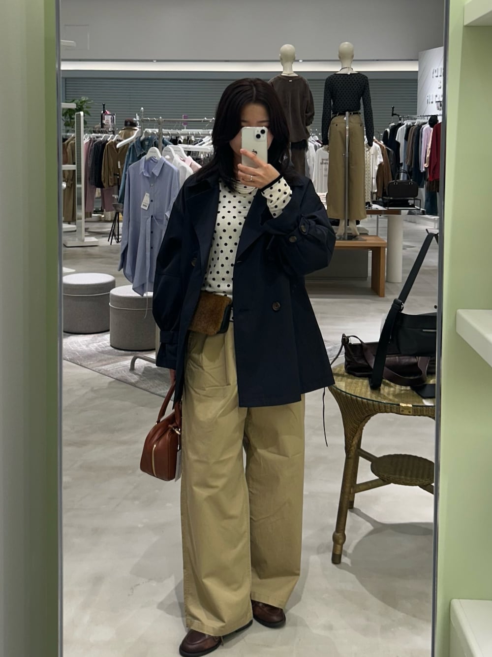 ベージュ系のその他パンツ、ブラウン系のボストンバッグ、ブラウン系のショルダーバッグを着用したレディースの秋コーディネートの1枚目の写真