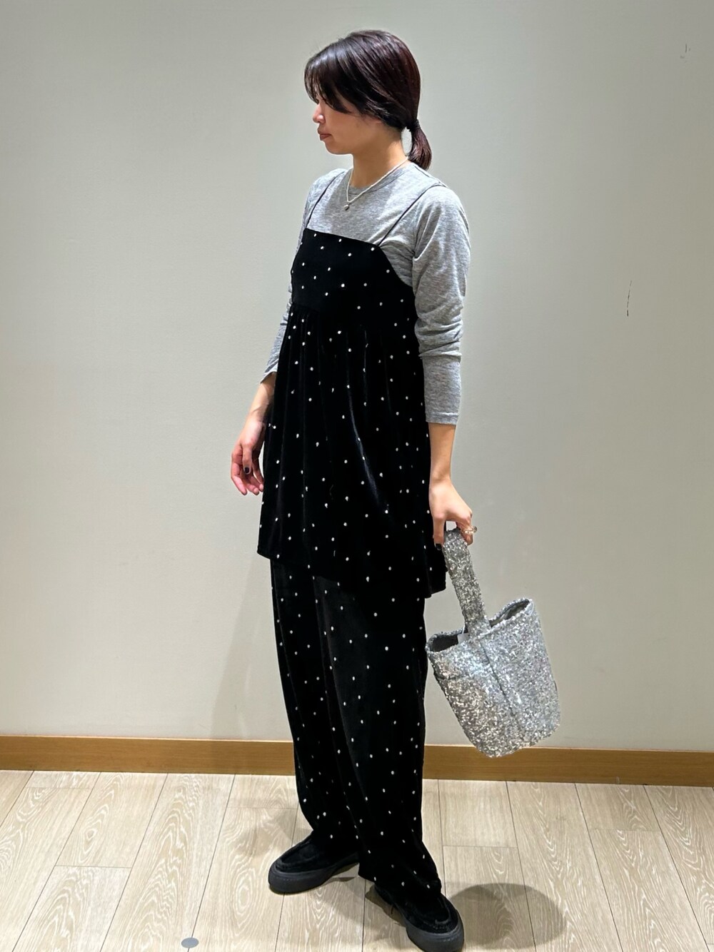 ブラック系のキャミソール、ブラック系のその他パンツ、グレー系のTシャツ/カットソーを着用したレディースの秋コーディネートの1枚目の写真