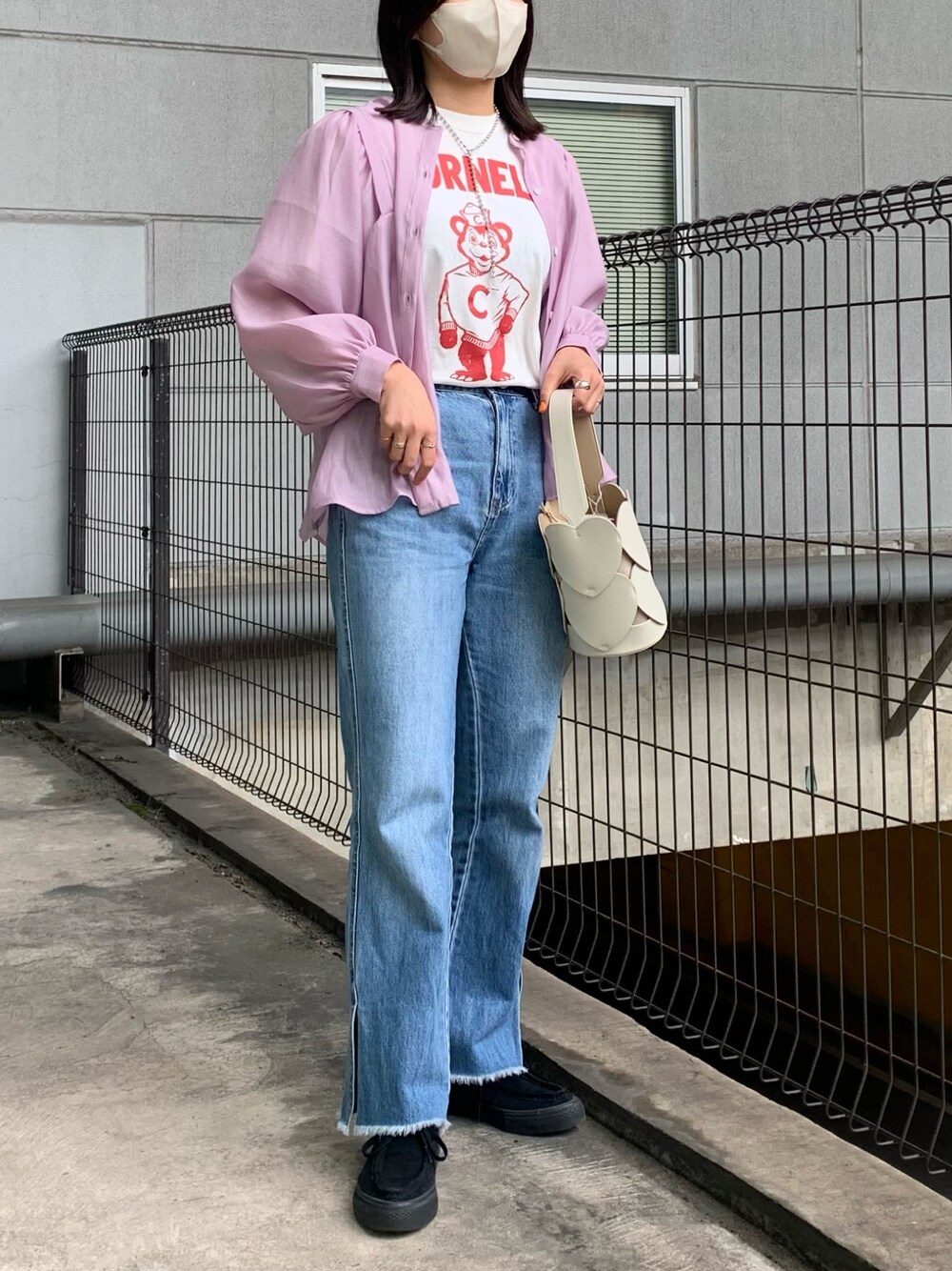 パープル系のシャツ/ブラウス、ホワイト系のTシャツ/カットソー、ホワイト系のトートバッグを着用したレディースの春コーディネートの1枚目の写真