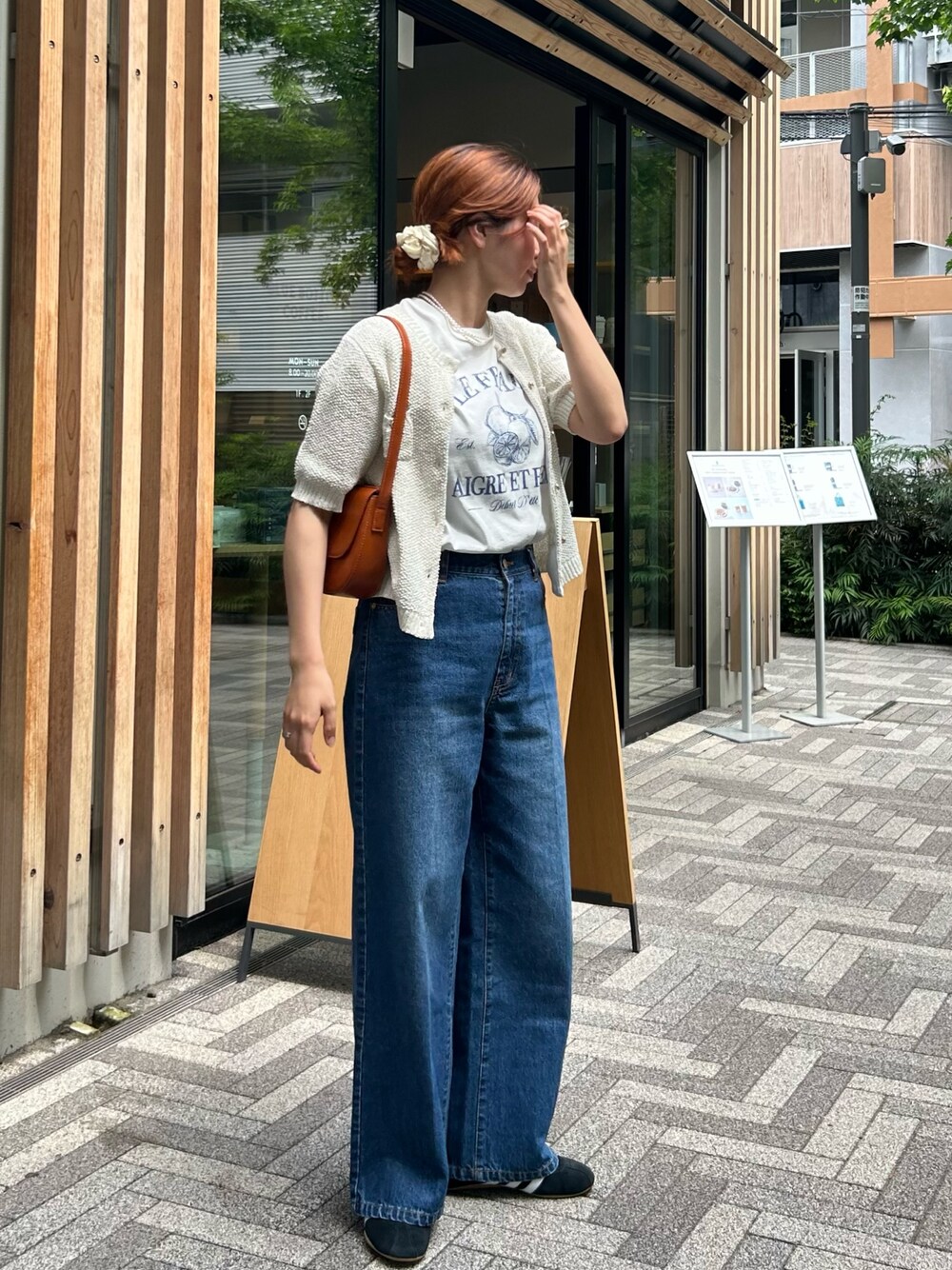 ブルー系のデニムパンツ、ホワイト系のカーディガン/ボレロ、ホワイト系のTシャツ/カットソーを着用したレディースの夏コーディネートの1枚目の写真