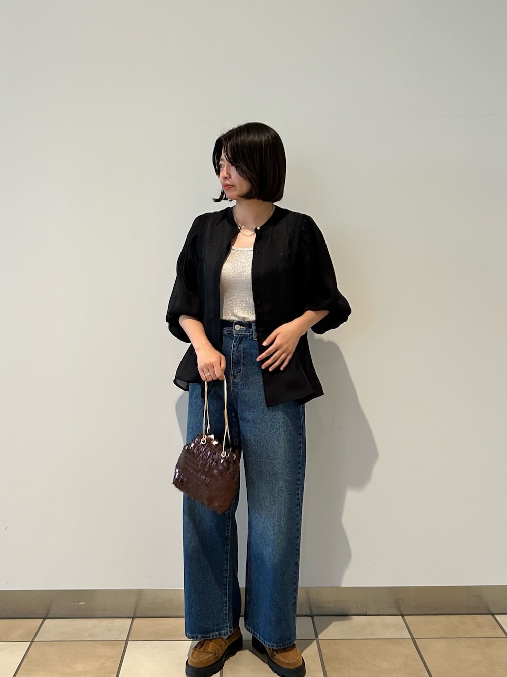 「シア―ブラウス、シアートップス、ブラウスコーデ、オフィスカジュアル、デニムコーデ、デニムパンツ、春コーデ、大人カジュアル、ショルダーバッグ、休日スタイル、ブラウス、モノトーン、お出かけコーデ、春夏コーデ、春服みてみて」｜「fredy emueのシアー前開きギャザースリーブブラウス（シャツ/ブラウス、ブラック系）」を使った、そらさん（レディース・160cm）の春コーディネートの1枚目の写真