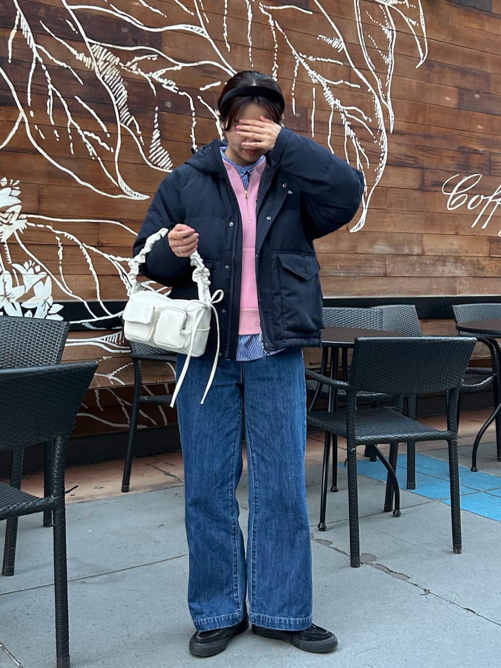 「冬コーデ、クリスマスに着たい服、ダウンジャケット、ショートダウン、GEVACO、カジュアルダウン、ピンクコーデ、ピンクスウェット、ハーフジップスウェット、ハーフジップ、スウェットコーデ、ストライプシャツ、カジュアルスタイル、デニムパンツ、あったかコーデ」｜「fredy emueのセミワイドデニムパンツ（デニムパンツ、ブルー系）」を使った、そらさん（レディース・160cm）の冬コーディネートの1枚目の写真