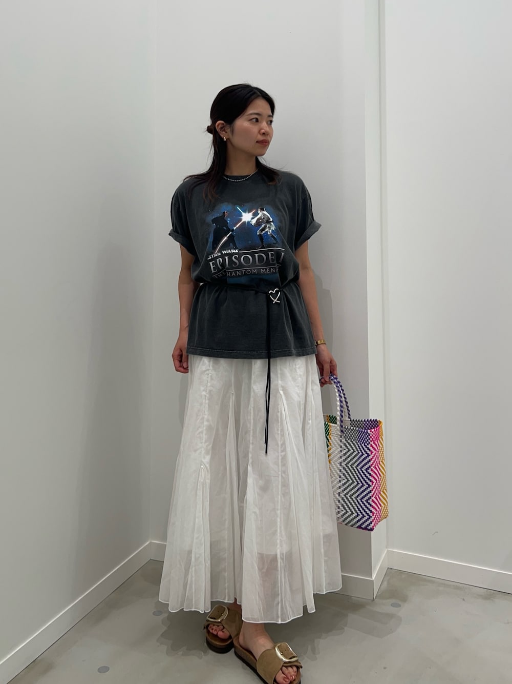グレー系のTシャツ/カットソー、ホワイト系のスカート、ベージュ系のサンダルを着用したレディースの夏コーディネートの1枚目の写真