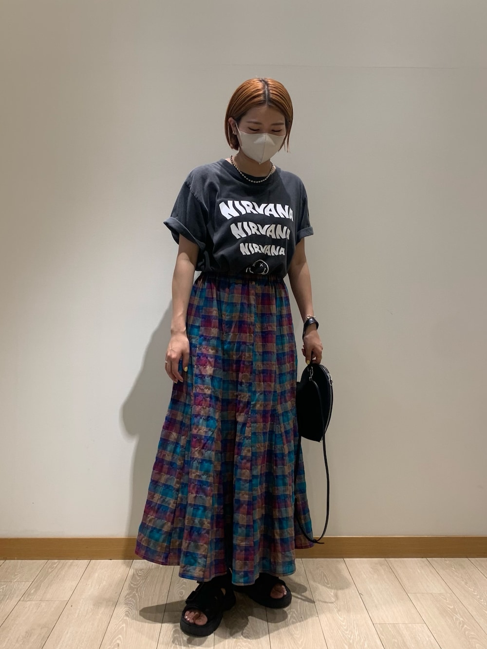 「チェックスカート、フレアスカート、スカートコーデ、夏スカート、夏服、バンドTシャツ、バンドT、カジュアルガーリー、大人カジュアル」｜「GOOD ROCK SPEEDの【GOOD ROCK SPEED/グッドロックスピード】BAND T（Tシャツ/カットソー、グレー系）」を使った、そらさん（レディース・160cm）の夏コーディネートの1枚目の写真