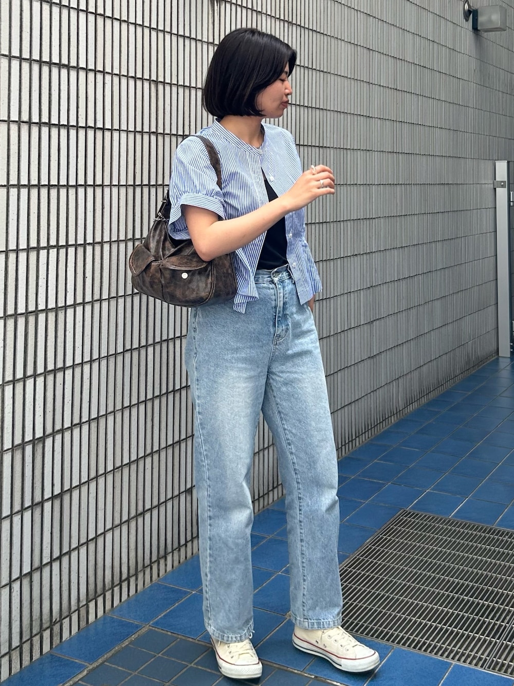 「クロップドトップス、クロップド丈、クロップドシャツ、ストライプシャツ、シャツコーデ、デニムパンツ、デニムコーデ、夏コーデ、きれいめカジュアル、オフィスカジュアル、シャツスタイル、ブルーシャツ、ブルーコーデ、ワントーンコーデ、お仕事コーデ」｜「fredy emueのストレートデニムパンツ【ネームパッチあり】（デニムパンツ、ブルー系）」を使った、そらさん（レディース・160cm）の夏コーディネートの1枚目の写真