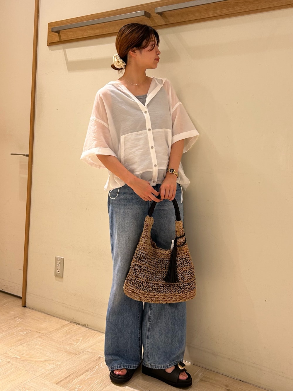 ホワイト系のシャツ/ブラウス、グレー系のタンクトップ、ブルー系のデニムパンツを着用したレディースの夏コーディネートの1枚目の写真