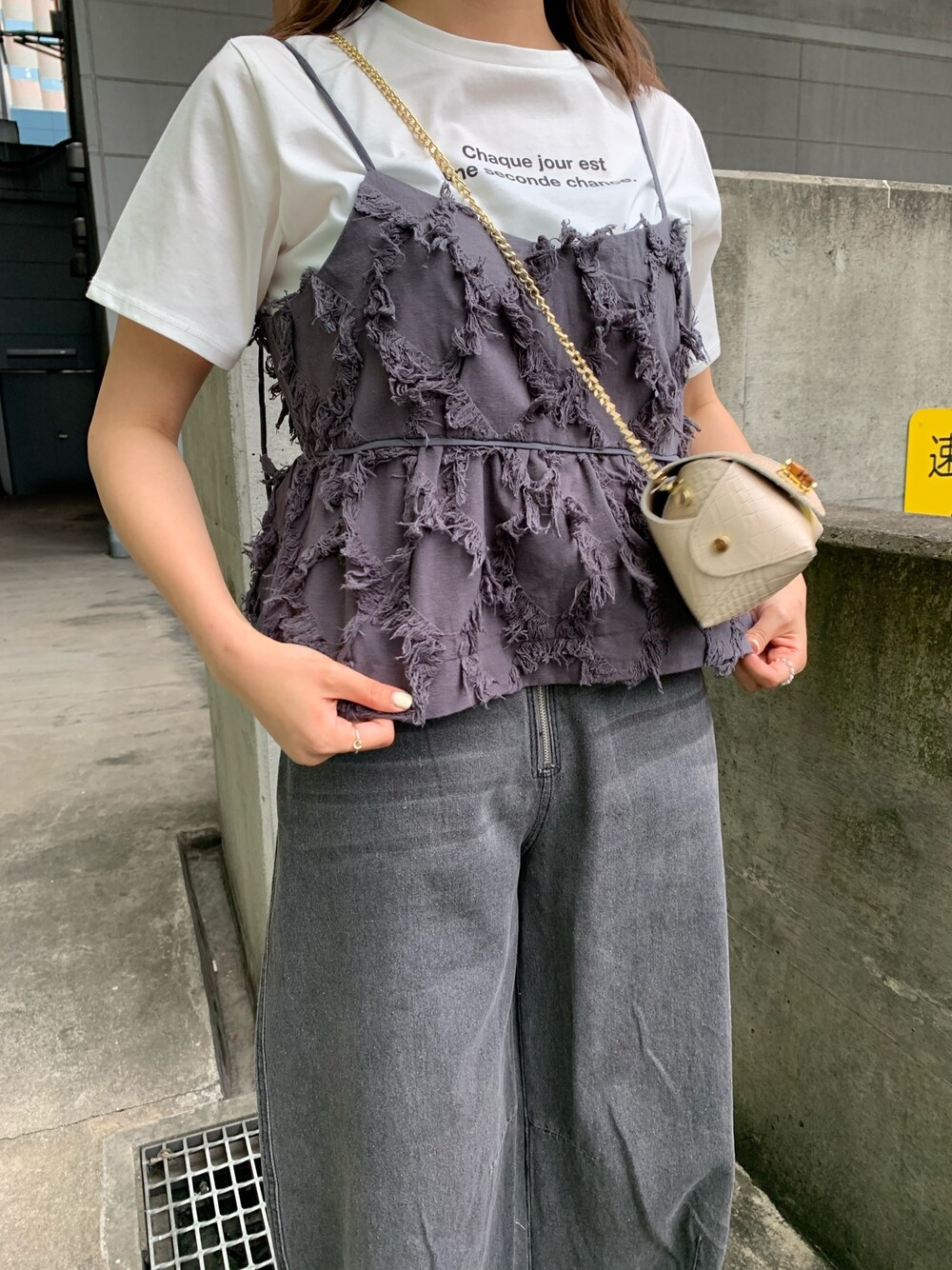 グレー系のシャツ/ブラウス、ブラック系のデニムパンツ、ホワイト系のサンダルを着用したレディースの春コーディネートの1枚目の写真