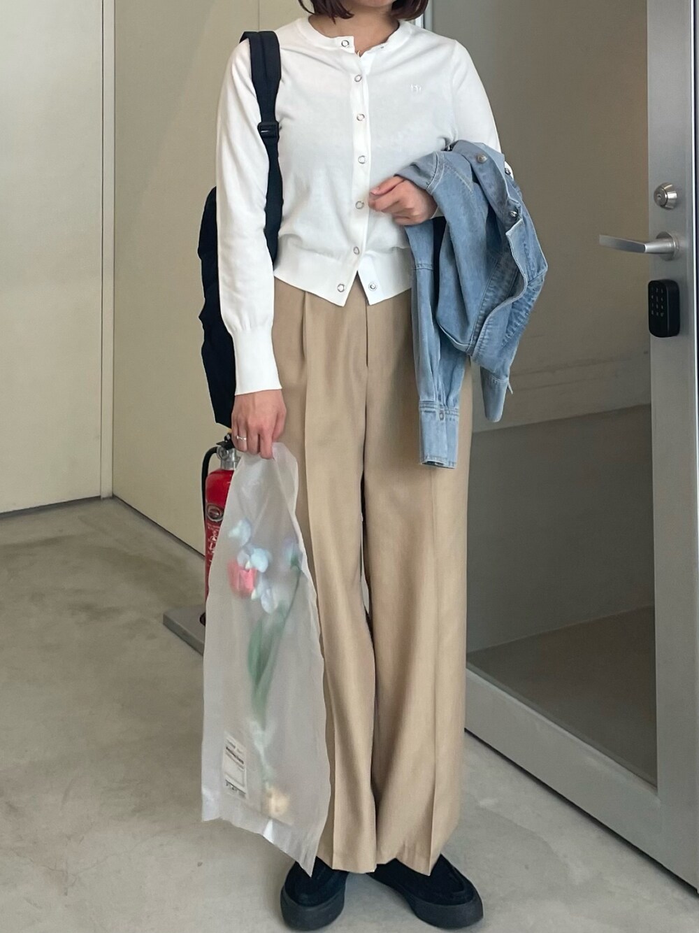 ベージュ系のその他パンツ、ホワイト系のカーディガン/ボレロ、ブルー系のシャツ/ブラウスを着用したレディースの春コーディネートの1枚目の写真