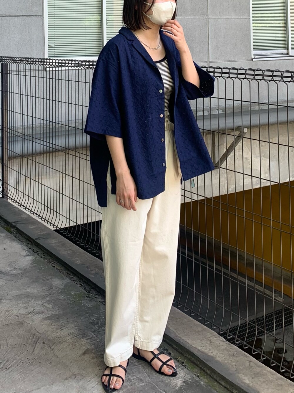 ブルー系のシャツ/ブラウス、ホワイト系のデニムパンツ、ブラック系のサンダルを着用したレディースの春コーディネートの1枚目の写真