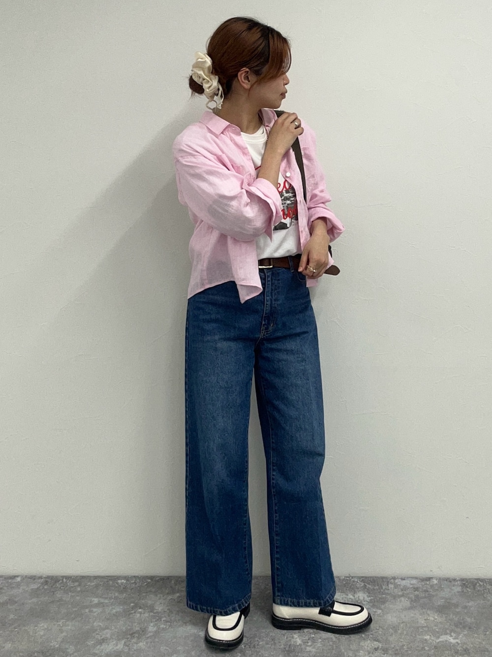 ブルー系のデニムパンツ、ホワイト系のその他シューズ、ピンク系のシャツ/ブラウスを着用したレディースの春コーディネートの1枚目の写真