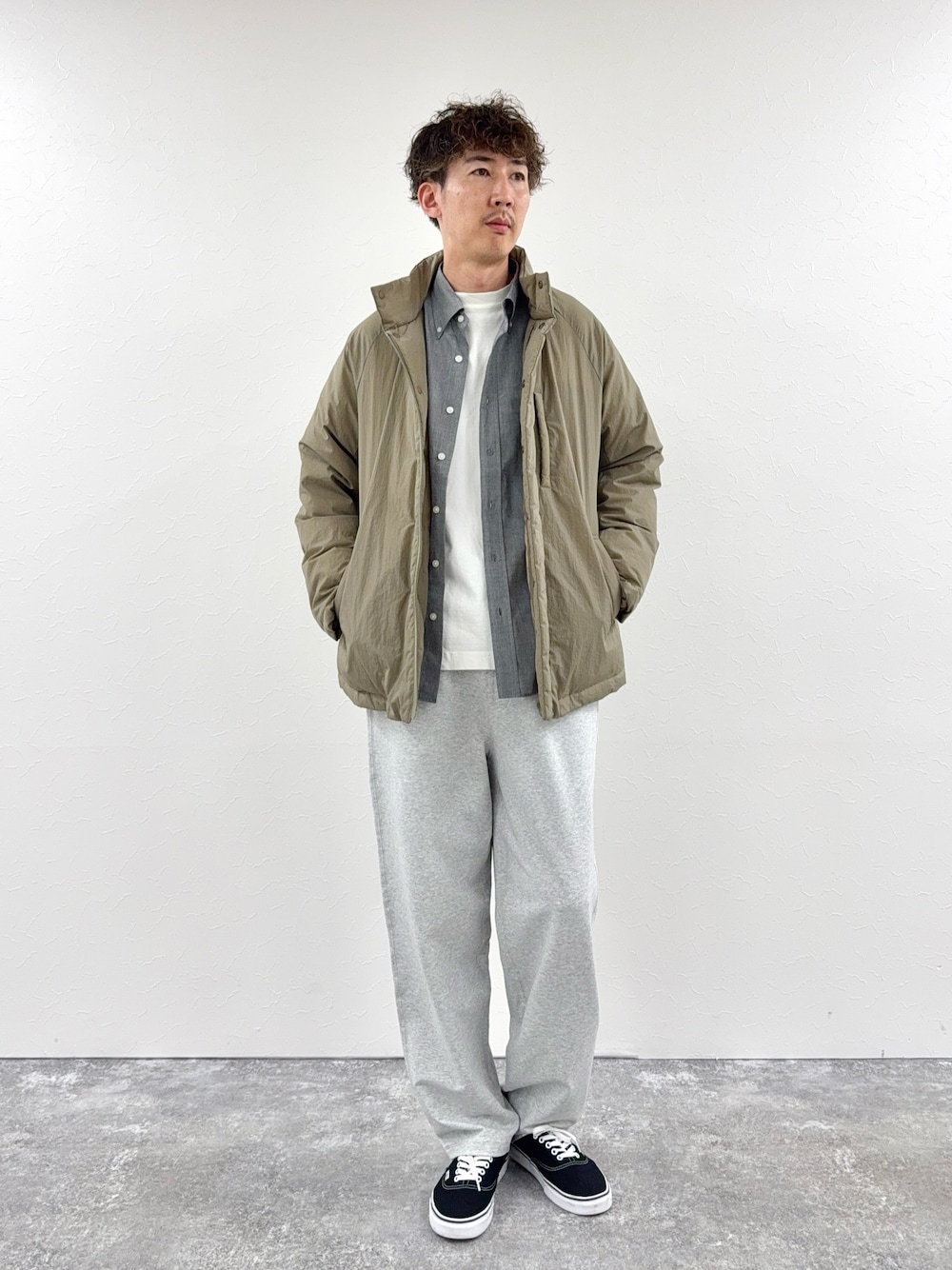 ベージュ系のダウンジャケット/コート、グレー系のシャツ/ブラウスを着用したメンズの秋コーディネートの1枚目の写真