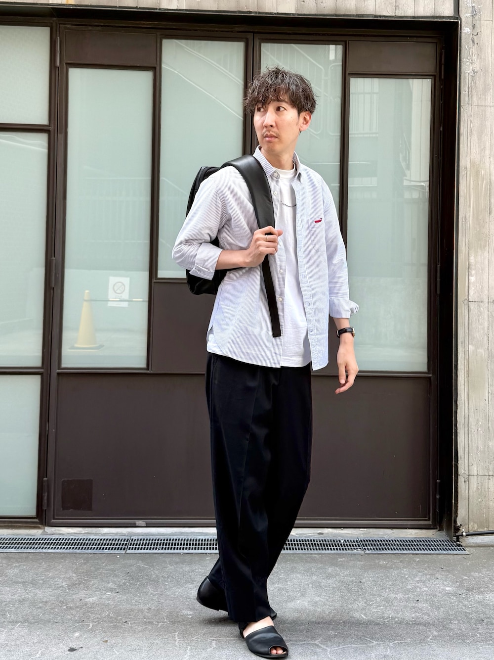 ブラック系のバックパック/リュック、グレー系のシャツ/ブラウスを着用したメンズの夏コーディネートの1枚目の写真