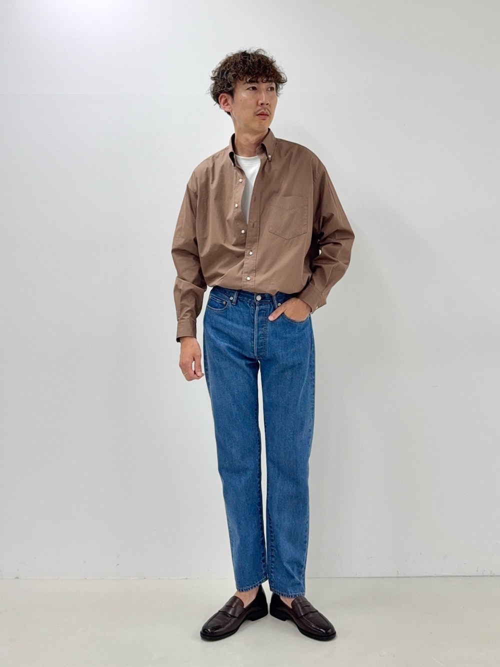 ブラウン系のシャツ/ブラウス、ブルー系のデニムパンツを着用したメンズの夏コーディネートの1枚目の写真