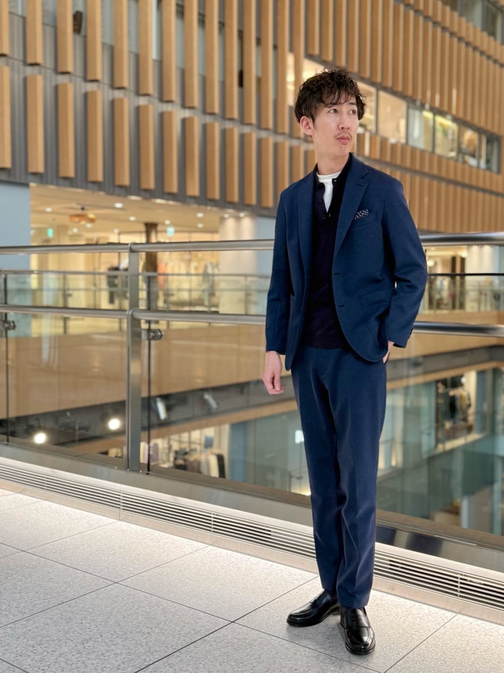 「セットアップ、セットアップスタイル、セットアップコーデ、スーツ、スーツスタイル、スーツコーデ、オトナカジュアル、ビジネス、ビジネススタイル、ビジネスカジュアル、ビジネスコーデ」｜「NOLLEY’Sの《セットアップ/ビジカジ対応》ハニカムジャージ イージージャケット（テーラードジャケット、ブルー系）」を使った、Nicolas Tanakaさん（メンズ・181cm）の冬コーディネートの1枚目の写真