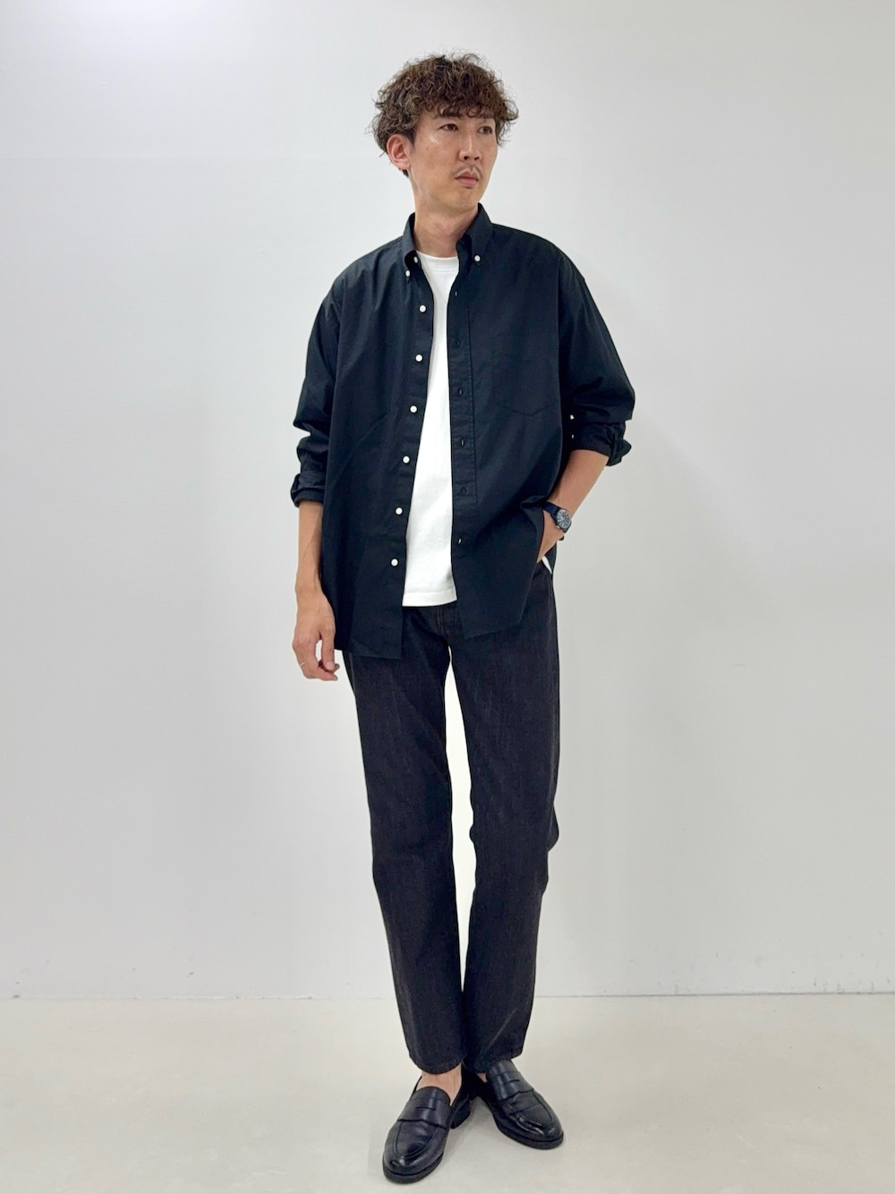 ブラック系のシャツ/ブラウス、ブラック系のデニムパンツ、ブラック系のローファーを着用したメンズの夏コーディネートの1枚目の写真