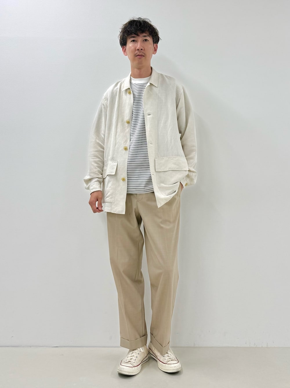 ホワイト系のシャツ/ブラウス、ベージュ系のスラックス、ホワイト系のTシャツ/カットソーを着用したメンズの夏コーディネートの1枚目の写真