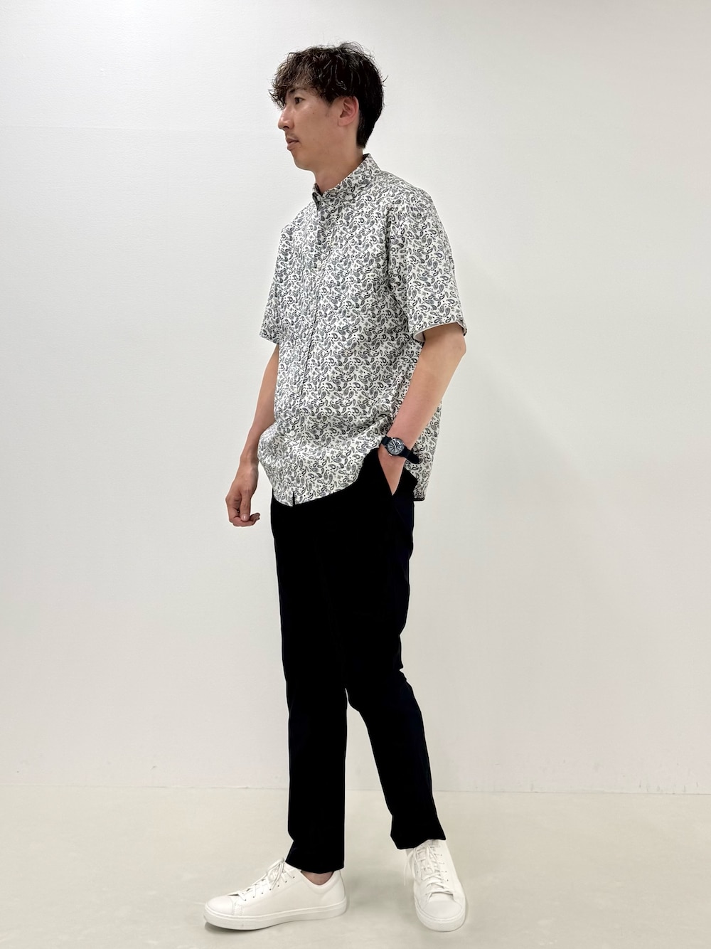 ホワイト系のシャツ/ブラウス、ブラック系のその他パンツを着用したメンズの夏コーディネートの1枚目の写真