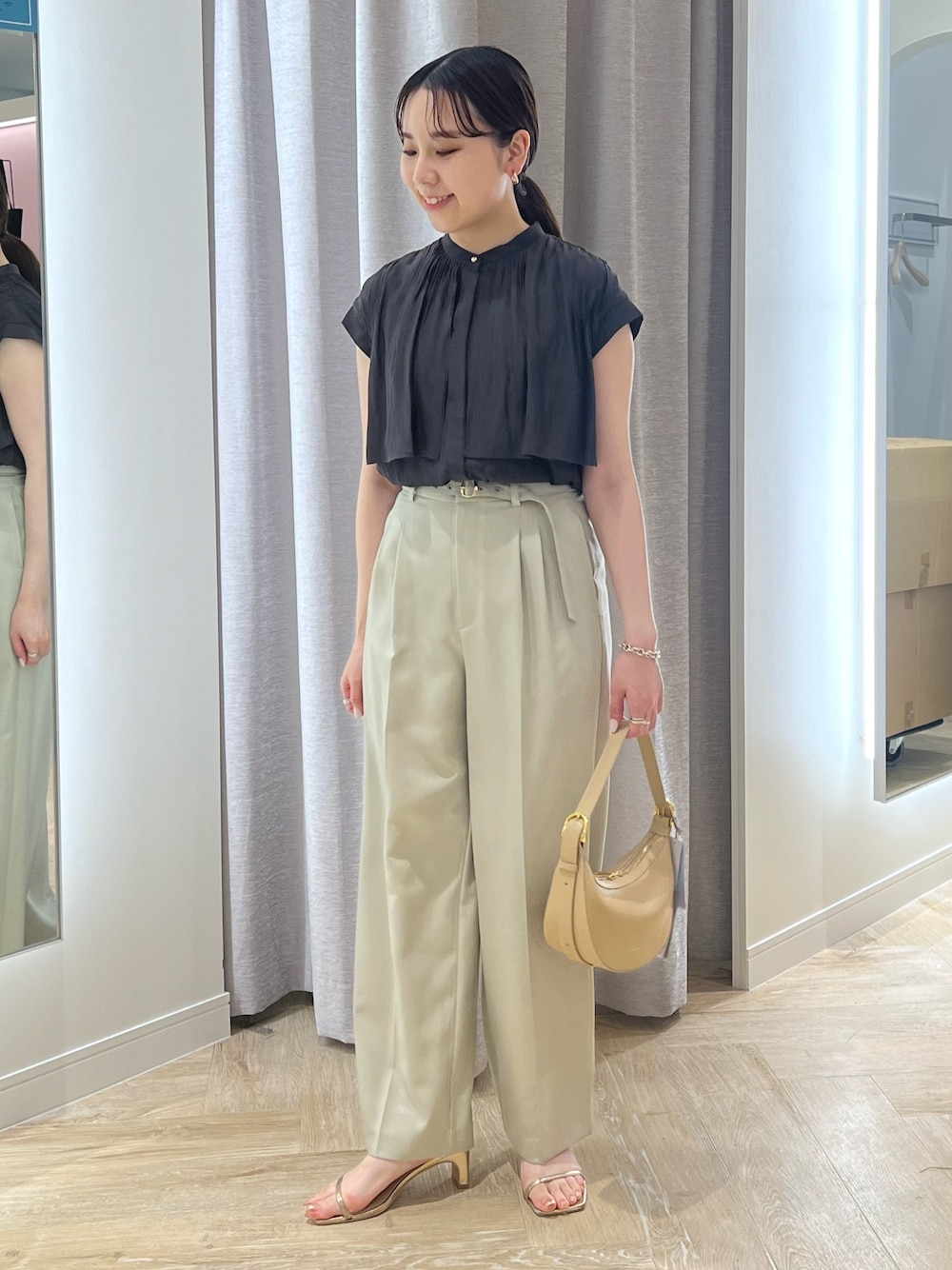 ベージュ系のその他パンツ、グレー系のシャツ/ブラウス、ベージュ系のショルダーバッグを着用したレディースの夏コーディネートの1枚目の写真