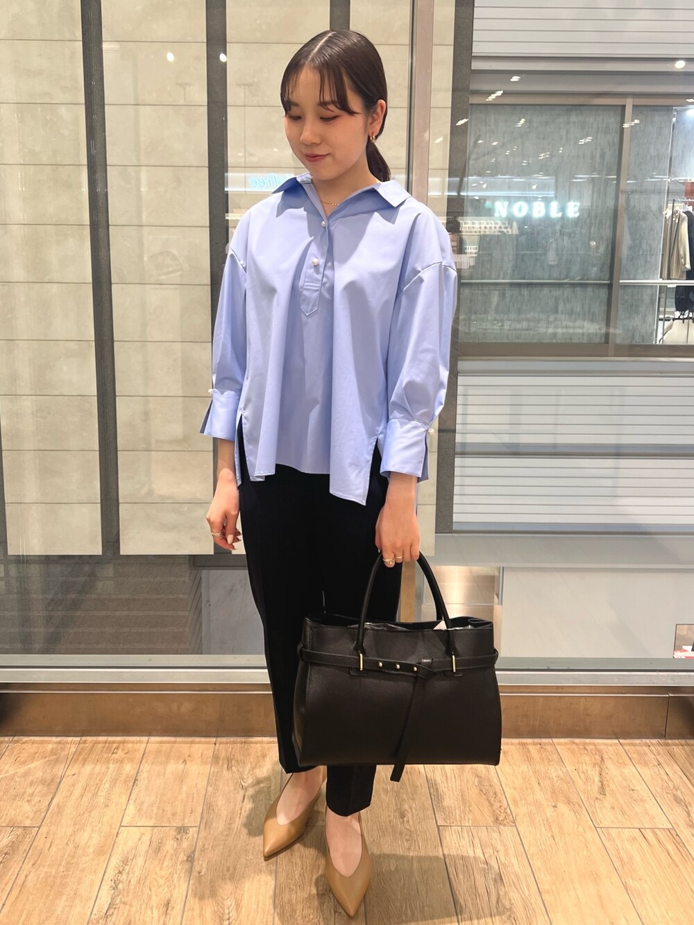 ブルー系のシャツ/ブラウス、ブルー系のその他パンツ、ブラック系のトートバッグを着用したレディースの春コーディネートの1枚目の写真