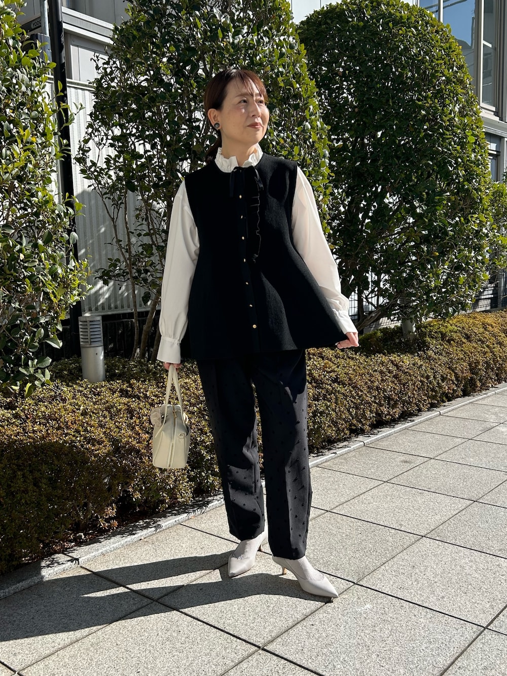 「セレモニー、セレモニーコーデ、セレモニースタイル、オケージョン、オケージョンスタイル、卒業式、卒業式コーデ、入学式、入学式コーデ、ブラック、ブラックコーデ、ベスト、ベストコーデ、大人可愛い、ジレ」｜「NOLLEY’Sのフリル衿シャツ（シャツ/ブラウス、ホワイト系）」を使った、sachirinさん（レディース・153cm）の冬コーディネートの1枚目の写真