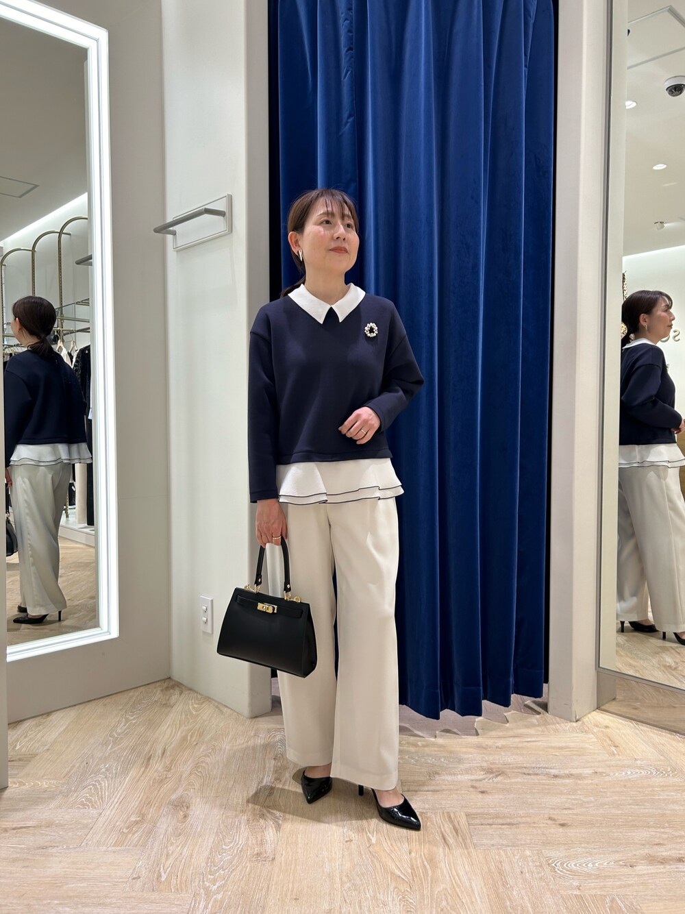 「春コーデ、お出かけコーデ、パンツコーデ、大人可愛い、春服、オーガンジー、オンオフ兼用、学校、学校行事、セレモニー、セレモニーコーデ、きれいめ、キレイめコーデ、ネイビー、ネイビー×ホワイト」｜「NOLLEY’S Sophiのダンボール×オーガンジーブラウス（シャツ/ブラウス、ブルー系）」を使った、sachirinさん（レディース・153cm）の春コーディネートの1枚目の写真