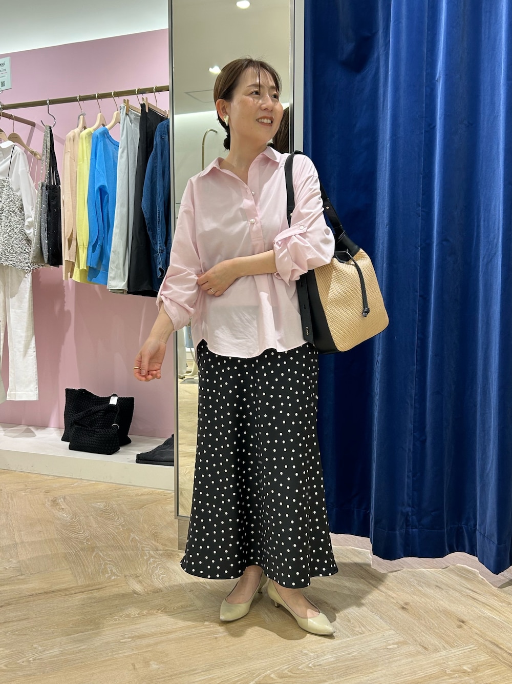 「大人カジュアル、シンプルスタイル、大人かわいい、夏、シャツコーデ、低身長女子、ラクチンコーデ、今日のコーデ、ドット、ドット柄、ドットスカート、ピンク、ピンク×ブラック、きちんとカジュアル、きれいめカジュアル」｜「NOLLEY’S Sophiのウォッシャブルドットサテンナロースカート（スカート、ブラック系）」を使った、sachirinさん（レディース・153cm）の春コーディネートの1枚目の写真