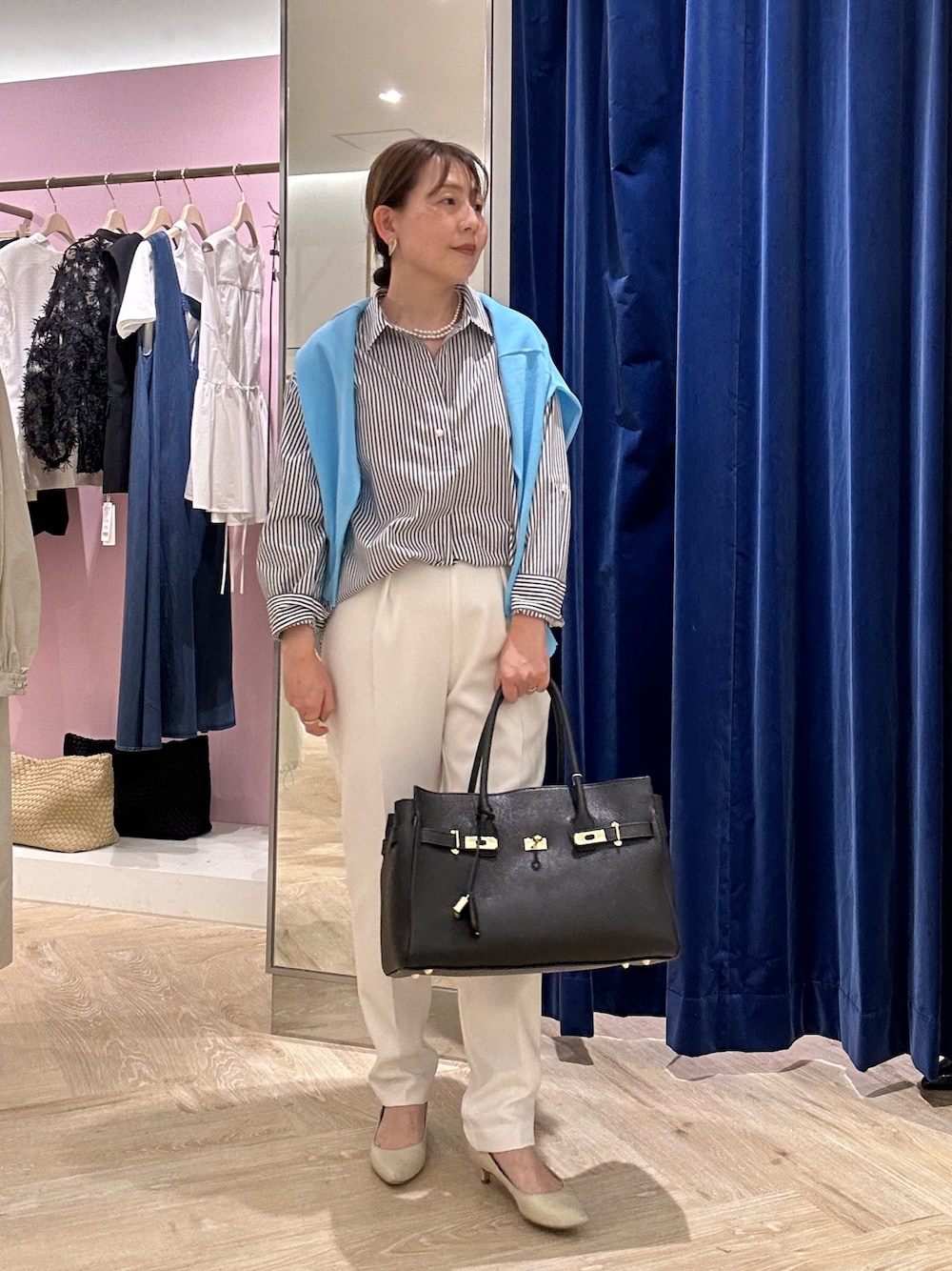 「シャツ、シャツスタイル、シャツコーデ、オンオフ、オンオフ兼用、オンオフスタイル、オンオフコーデ、オフィスカジュアル、ストライプ、ストライプシャツ、通勤、通勤コーデ、通勤スタイル、きれいめカジュアル、キレイめカジュアル」｜「NOLLEY’S Sophiの《手洗い可能》綿混シアー2WAYニット（ニット/セーター、ブルー系）」を使った、sachirinさん（レディース・153cm）の春コーディネートの1枚目の写真