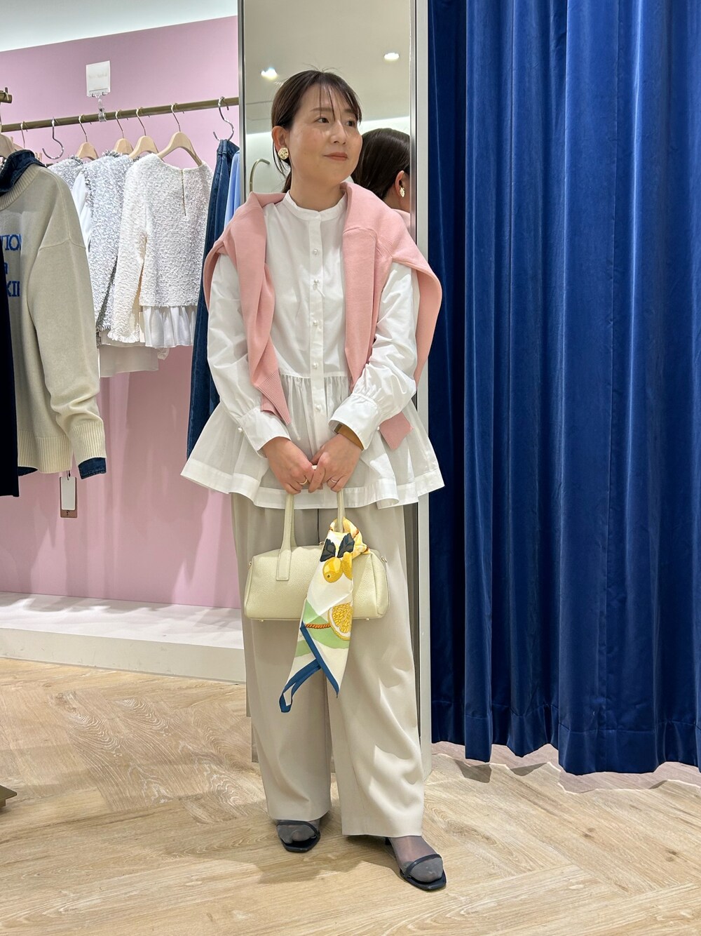 「きれいめカジュアル、カーディガン、ブラウス、ブラウスコーデ、ピンク、ワントーン、ベージュワントーンコーデ、着回しコーデ、オフィスカジュアル、春の新作、ぺプラムトップス、パンツコーデ、真冬のあったかスタイル」｜「NOLLEY’S Sophiのシアーコンビペプラムブラウス（シャツ/ブラウス、ホワイト系）」を使った、sachirinさん（レディース・153cm）の冬コーディネートの1枚目の写真