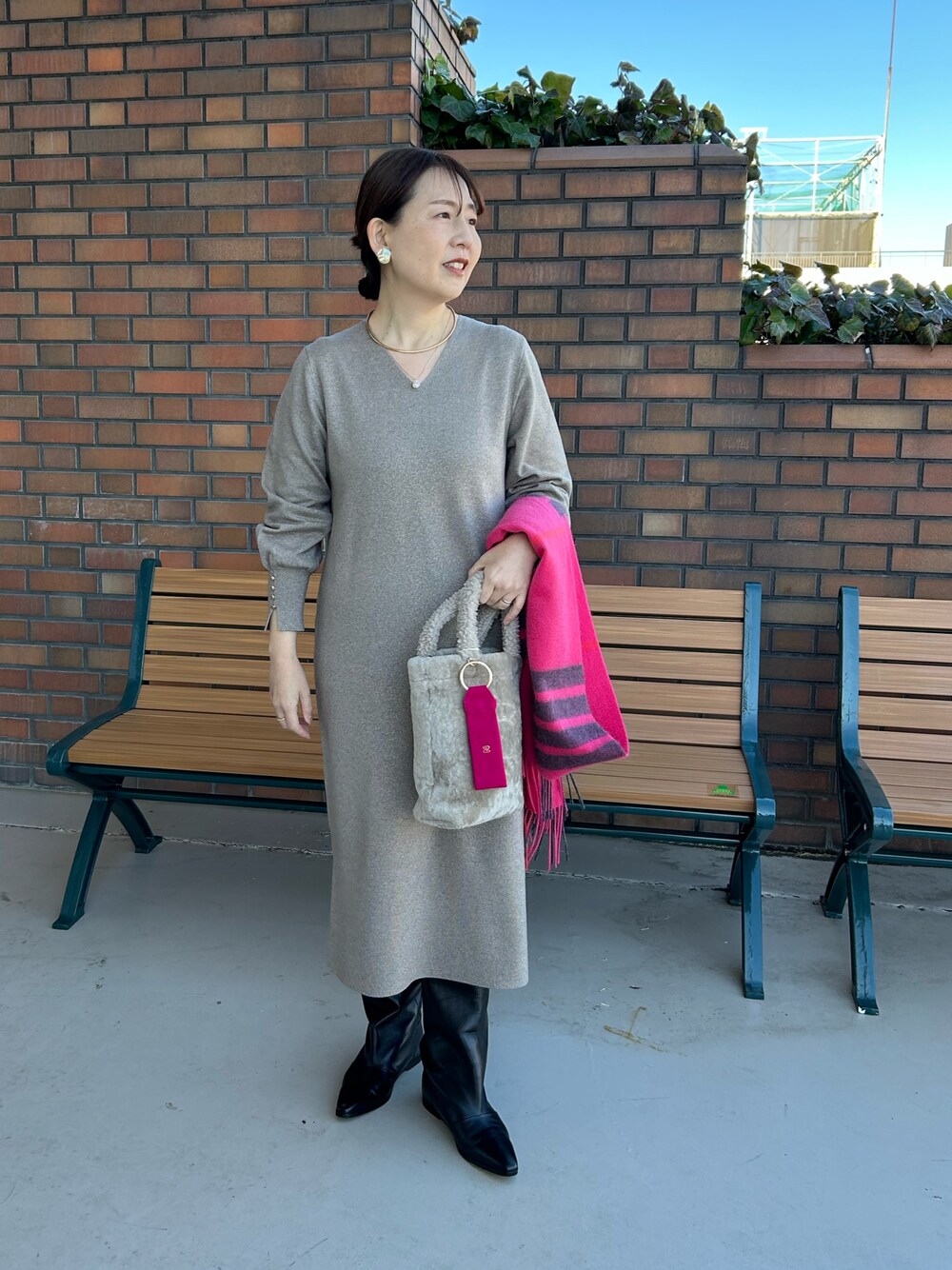 「冬コーデ、クリスマスに着たい服、ワンピース、ワンピースコーデ、きれいめカジュアル、お出かけコーデ、キャメル、ピンク小物、ホリデースタイル、ラメ、大人カジュアル」｜「CORSO ROMA，9の【CORSO ROMA 9/コルソローマノーヴェ】インヒールロングブーツ（ブーツ、ブラック系）」を使った、sachirinさん（レディース・153cm）の冬コーディネートの1枚目の写真
