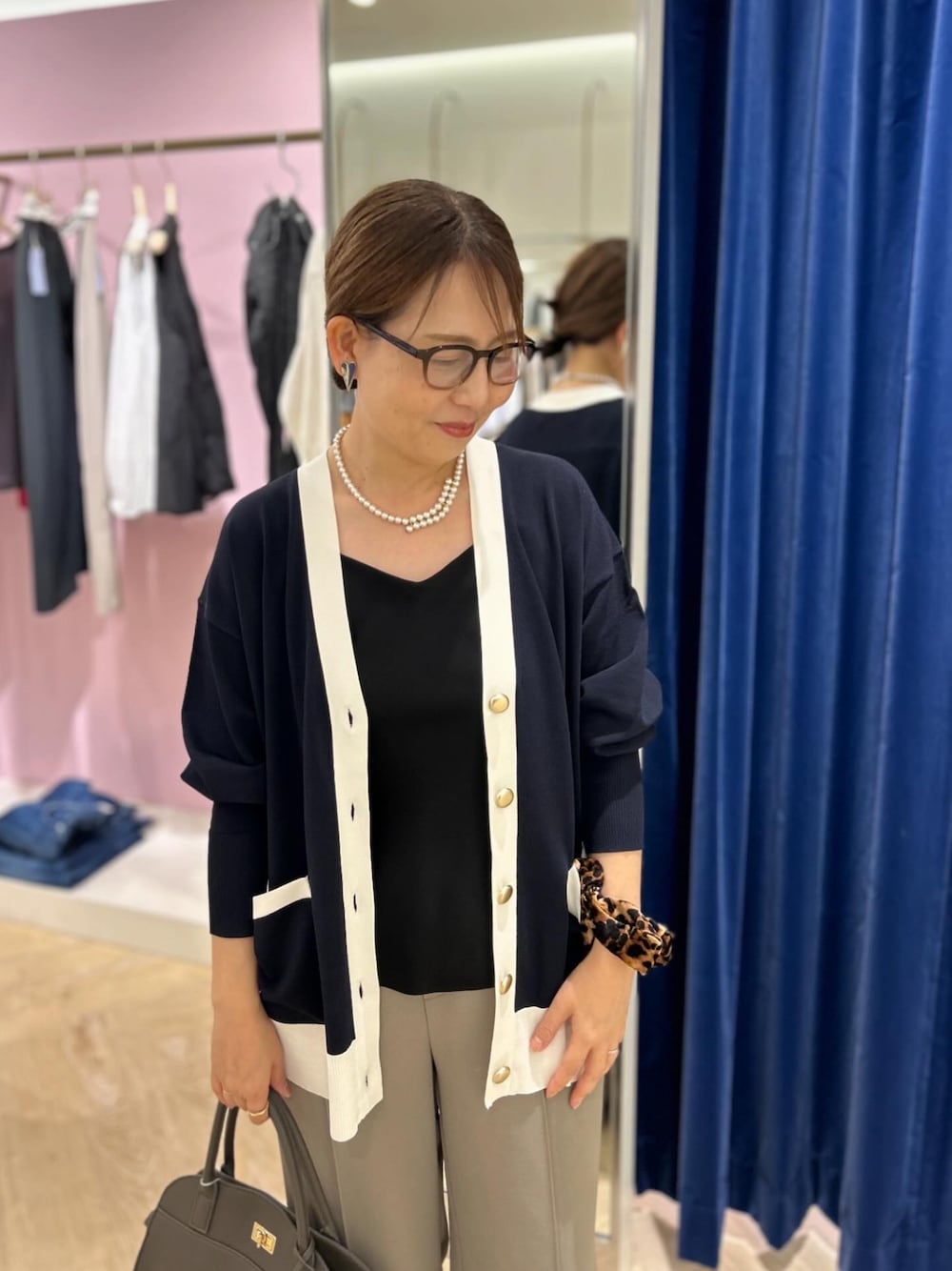 ブラック系のタンクトップ、グリーン系のその他パンツ、ブルー系のカーディガン/ボレロを着用したレディースの秋コーディネートの1枚目の写真