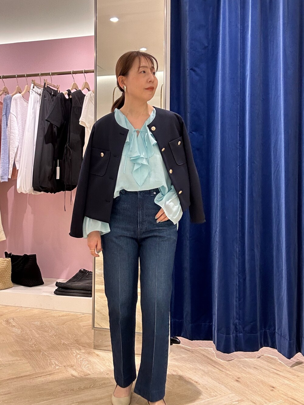 「ジャケット、カーディガン、カーディガンコーデ、カーディガン肩かけ、カーデジャケット、デニム、デニムパンツ、デニムコーデ、きれいめカジュアル、キレイめカジュアル、シアー、シアートップス、ブルー、ラッフル、ラッフルフリル」｜「NOLLEY’S Sophiのウォッシャブルミラノリブカーデジャケット（ノーカラージャケット、ブルー系）」を使った、sachirinさん（レディース・153cm）の春コーディネートの1枚目の写真