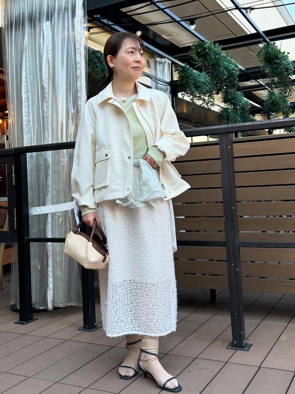 「ロンT、ブルゾン、ブルゾンコーデ、配色、レイヤードスタイル、レイヤード、ワントーン、ワントーンコーデ、春コーデ、スカート、スカートスタイル、スカートコーデ、スパンコール、チュール、チュールスカート」｜「NOLLEY’S Sophiの中空チノトラペーズブルゾン（ブルゾン、ホワイト系）」を使った、sachirinさん（レディース・153cm）の春コーディネートの1枚目の写真